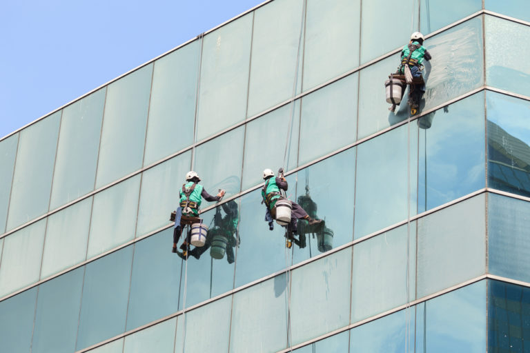 Entreprises, recourez à un prestataire pour nettoyer vos vitres !